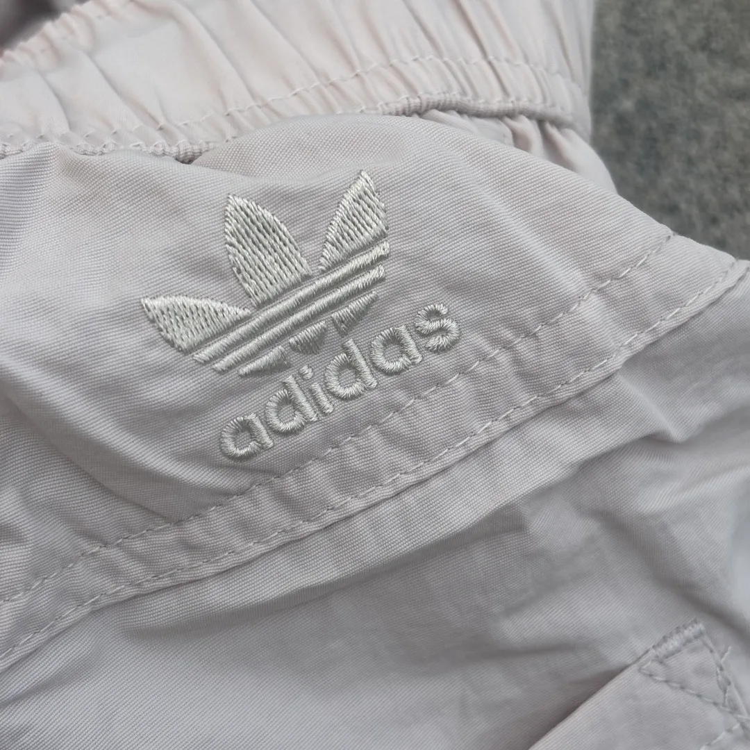 𝟬𝟱𝟰𝟰𝟵# Exclusive real shot/difference between various stolen pictures and online version on the market [Adidas joint model for men and women Same Style𝗔𝗱𝗶𝗱𝗮𝘀/Adidas clover 𝘅 𝗠𝗼𝗻𝗸𝗲𝘆 𝗞𝗶𝗻𝗴𝗱𝗼𝗺 Joint Series 𝗪𝗼𝘃𝗲𝗻 𝗦𝗵𝗼𝗿𝘁𝘀】 Embroidered 𝗟𝗼𝗴𝗼 Drawstring Lace-Up casual sports casual shorts ✅Full set of 1:1 customized accessories ➕Customized three-label ➕𝗬𝘂𝗮𝗻 version hang tag ➕𝗹𝗼𝗴𝗼 packaging bag🔥 ➕Scan the tag to enter the official website. ✅The top version, worn by many bloggers on Xiaohongshu ins. 💥Excellent woven fabric, smooth to the touch, quick-drying, perspiration-wicking, lightweight, breathable, anti-wrinkle, highly elastic and non-deformable, making the upper body super stylish and cool. Very comfortable in the hot summer! ✅Simple and atmospheric! Ordered from a major factory, the three standards are complete. Both the fabric and workmanship details are absolutely top-notch. The three-dimensional tailoring makes the upper body appear slimmer. In the hot and long summer, it is highly recommended that you have two, it is a must buy! Size: S.M, L, XL, Color: White